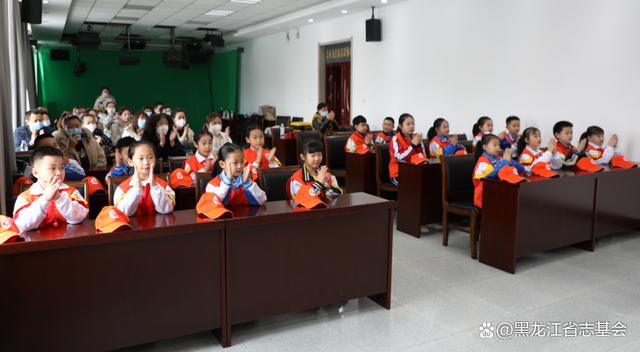 志愿服务队在市文化馆举行了龙江志愿"密山小记者志愿服务队"启动仪式